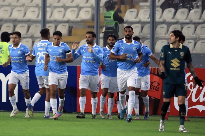 Martín Cauteruccio (C), de Sporting Cristal, celebra ante Bolívar, el 7 de mayo, en el estadio Nacional de Lima. Foto: Connie France, AFP.