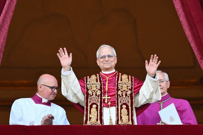 Papa León XIV, Robert Francis Prevost, el 8 de mayo, en el balcón central de la Basílica de San Pedro. Foto: Alberto Pizzoli, AFP.