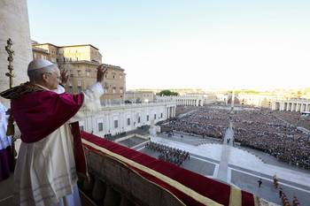El papa León XIV, Robert Prevost, dirigiéndose a la multitud desde el balcón central de la Basílica de San Pedro. · Foto: Vatican Media, AFP