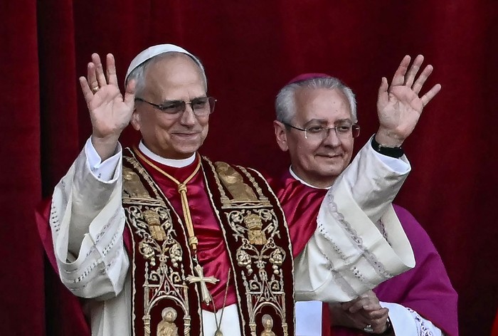 El recién elegido Papa León XIV, Robert Prevost, en el balcón central de la Basílica de San Pedro. · Foto: Filippo Monteforte, AFP