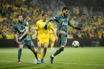 Dejan Kulusevski, de Tottenham, Ulrik Saltnes, de Bodø/Glimt, y Rodrigo Bentancur, de Tottenham, durante el partido semifinal de la Europa League, en Bodoe, Noruega. · Foto:  Stian Lysberg Solum / NTB Scanpix / AFP
