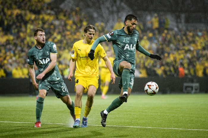 Dejan Kulusevski, de Tottenham, Ulrik Saltnes, de Bodø/Glimt y Rodrigo Bentancur de Tottenham, durante el partido semifinal de la Europa League, en Bodoe, Noruega. · Foto:  Stian Lysberg Solum / NTB Scanpix / AFP