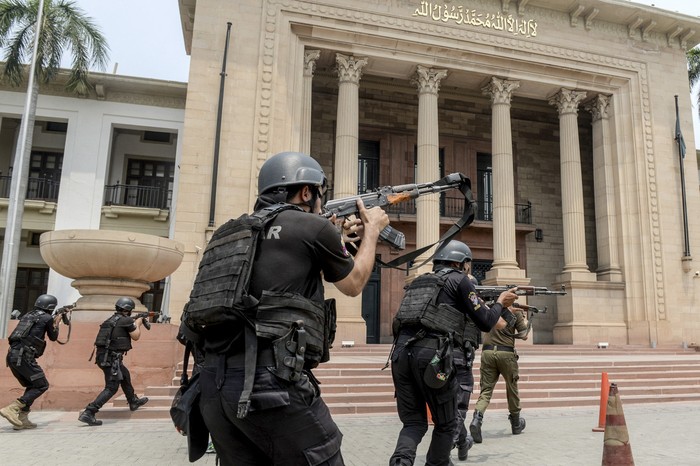 Comandos policiales participan en un simulacro de seguridad en la Asamblea de Punjab en Lahore, tras las continuas tensiones fronterizas entre India y Pakistán. · Foto: Murtaza Ali, AFP