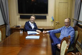 Emmanuel Macron y Friedrich Merz, el 9 de mayo, durante una reunión bilateral a bordo de un tren con destino a Ucrania, en un lugar no revelado de Polonia. · Foto: Ludovic Marin, Pool, AFP