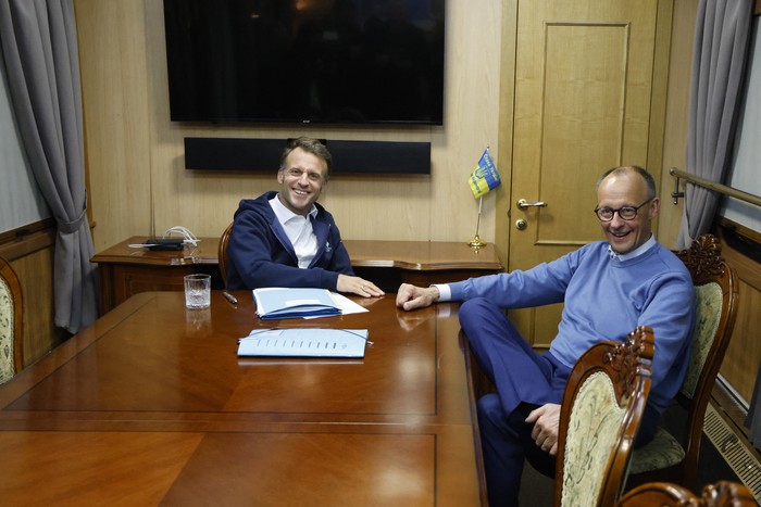 Emmanuel Macron y Friedrich Merz, el 9 de mayo, durante una reunión bilateral a bordo de un tren con destino a Ucrania, en un lugar no revelado de Polonia. Foto: Ludovic Marin, Pool, AFP.