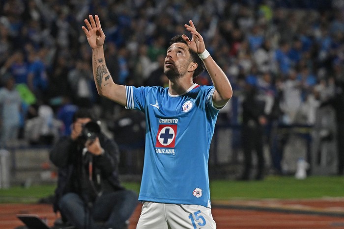 Ignacio Rivero, del Cruz Azul, celebra tras anotar el primer gol de su equipo ante León, el 11 de mayo, en el estadio Olímpico Universitario de la Ciudad de México. · Foto:  Carl De Souza