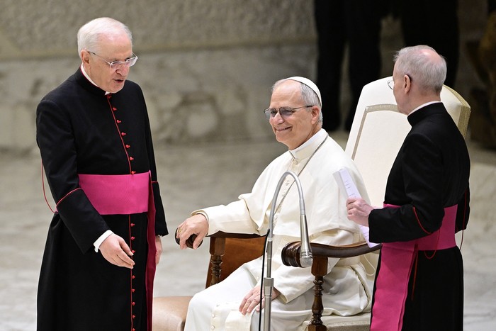 El Papa León XIV (C), durante una audiencia con representantes de los medios de comunicación en el Aula Pablo VI del Vaticano, el 12 de mayo. Foto: Tiziana Fabi, AFP.