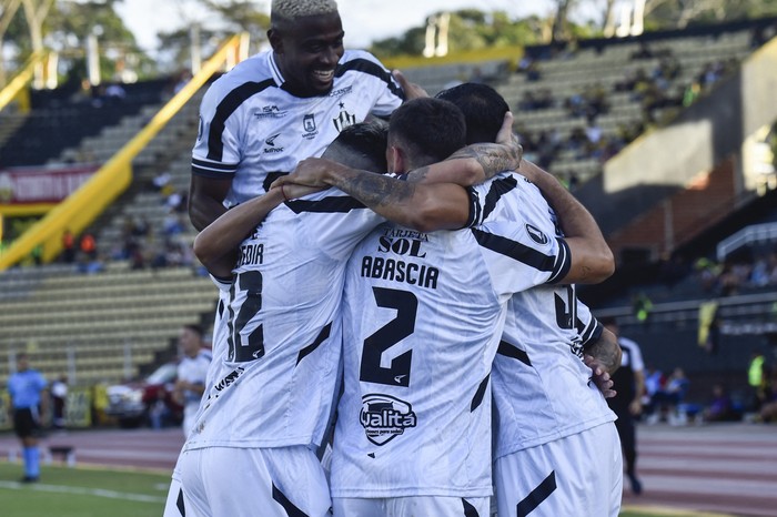Los jugadores de Central Córdoba, tras el primer gol de su equipo a Deportivo Táchira en el estadio Polideportivo Pueblo Nuevo en San Cristóbal. · Foto: Schneyder Mendoza, AFP