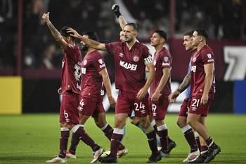Los jugadores de Lanús celebran su victoria ante Vasco da Gama por la Copa Sudamericana, en el estadio Ciudad de Lanús. · Foto: Luis Robayo, AFP