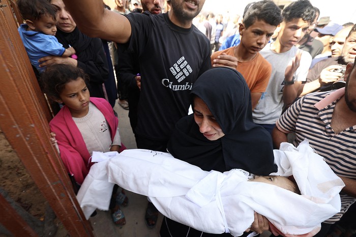 Procesión fúnebre de las víctimas de un ataque israelí en Jan Yunis, al sur de la Franja de Gaza, el 14 de mayo. Foto: Eyad Baba, AFP.