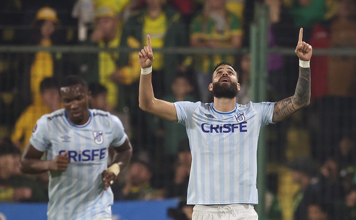 Jhon Chancellor (D), de Universidad Católica, celebra su gol ante Defensa y Justicia, el 14 de mayo, en el estadio Norberto Tito Tomaghello en Florencio Varela, provincia de Buenos Aires. · Foto: Alejandro Pagni, AFP