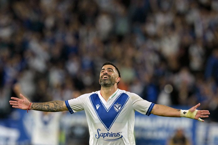 Michael Santos, de Vélez Sarsfield, celebra su gol ante San Antonio Bulo Bulo, el 14 de mayo, en el estadio José Amalfitani de Buenos Aire. · Foto: Juan Mabromata