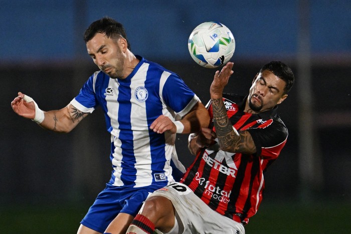 Facundo Peraza, de Cerro Largo, y Wellington Rato, de Vitória, en el estadio Centenario, el 14 de mayo. · Foto: Eitan Abramovich, AFP