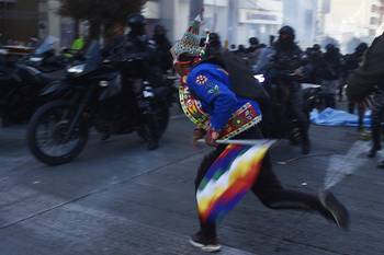 Simpatizantes del expresidente Evo Morales y policías durante una movilización hacia el Tribunal Supremo Electoral para exigir la inscripción de Morales como candidato presidencial en La Paz.