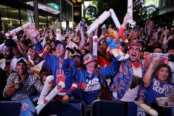 Hinchas de New York Knicks, festejan el triunfo ante Boston Celtics, el 16 de mayo, afuera del Madison Square Garden, en Nueva York. · Foto: Leonardo Muñoz, AFP