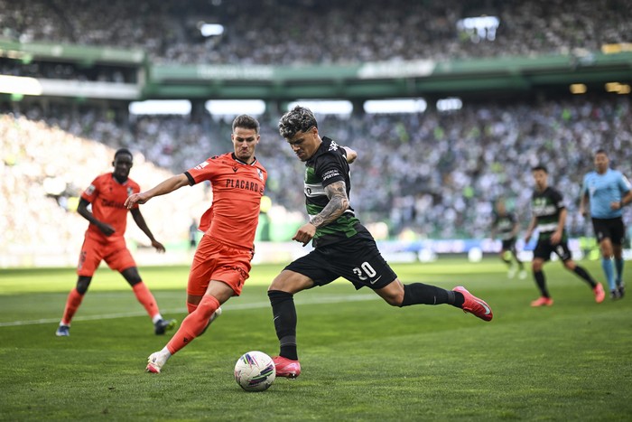Miguel Magalhaes, de Vitoria Guimaraes, y Maximiliano Araújo, de Sporting de Lisboa, el 17 de mayo, en el estadio José Alvalade de Lisboa. · Foto: Patricia de Melo Moreira / AFP