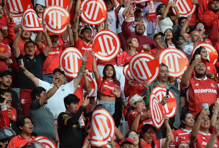 Hinchada de Toluca, el 17 de mayo, en el Estadio Nemesio Diez en Toluca, México. · Foto: Mario Vázquez, AFP