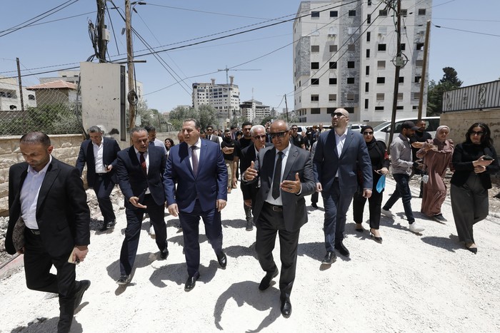 Miembros de una delegación diplomática de la Unión Europea, cerca de la entrada del campamento de Yenín, el 21 de mayo, durante una visita a la ciudad de Yenín. Foto: Mohammad Mansour, AFP.