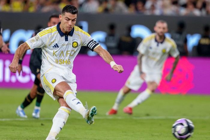 Cristiano Ronaldo, de Al Nassr, por la Liga Profesional Saudí ante Al Khaleej, el 21 de mayo, en el parque Al Awwal de Riad. Foto: Fayez Nureldine, AFP.