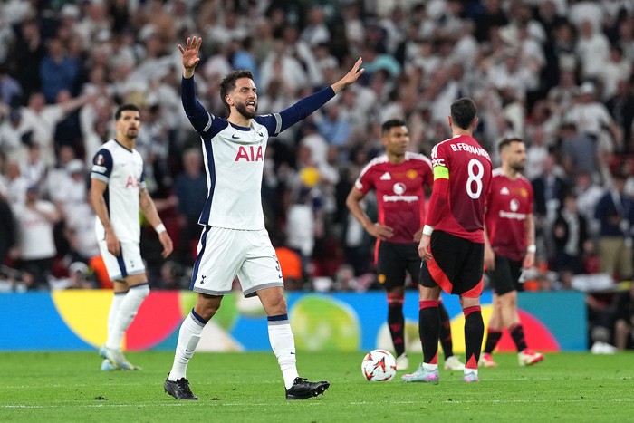 El centrocampista del Tottenham Hotspur Rodrigo Bentancur celebra el gol durante el partido final de la UEFA Europa League en el estadio de San Mamés en Bilbao el 21 de mayo de 2025. · Foto: César Manso, AFP