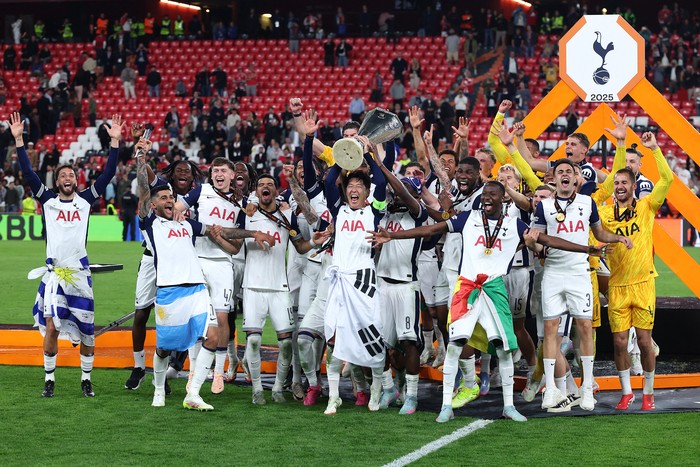 Los jugadores del Tottenham Hotspur, celebran el titulo de campeones  de la UEFA Europa League en el estadio San Mamés de Bilbao, el 21 de mayo. · Foto: Pierre Philippe Marcou, AFP