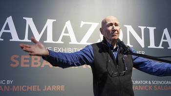 Sebastião Salgado, durante la presentación de su exposición _Amazonia_, el 3 de abril, en Bruselas. · Foto: Nicolas Maeterlinck, Belga, AFP