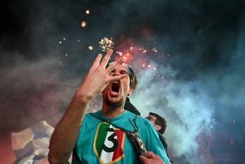 Hincha del Napoli durante el partido entre Napoli y Cagliari, el 23 de mayo, en una pantalla gigante en la Piazza del Plebiscito en Nápoles. · Foto: Alberto Pizzoli, AFP