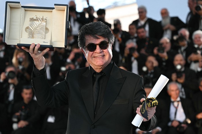 Jafar Panahi, el 24 de mayo, tras ganar la Palma de Oro por _A Simple Accident_, durante la ceremonia de clausura de la 78ª edición del Festival de Cine de Cannes, en Cannes, Francia. · Foto: Bertrand Guay, AFP
