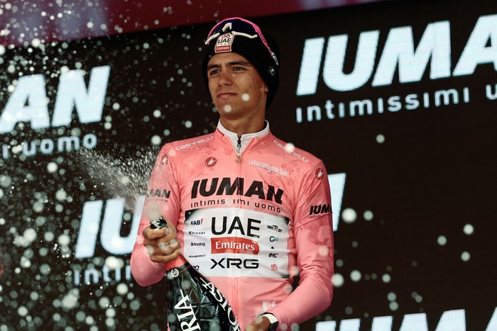El ciclista mexicano Isaac del Toro, del UAE Team Emirates XRG, en el podio de la 15ª etapa del 108º Giro de Italia, el 25 de mayo. · Foto: Luca Bettini, AFP