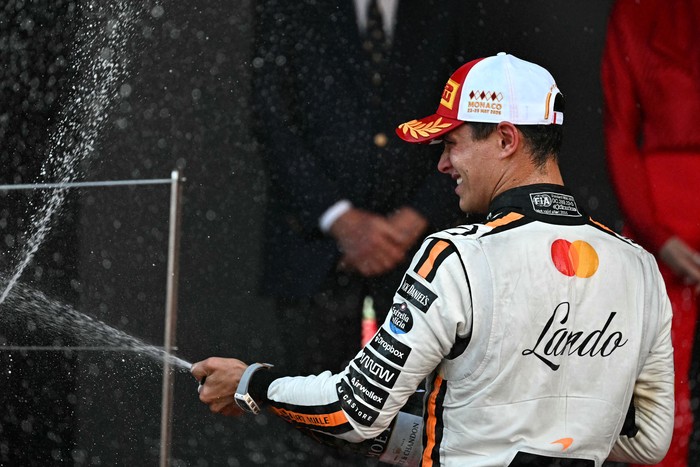El piloto británico de McLaren, Lando Norris, en el podio tras ganar el Gran Premio de Mónaco de Fórmula 1. · Foto: Gabriel Bouys, AFP
