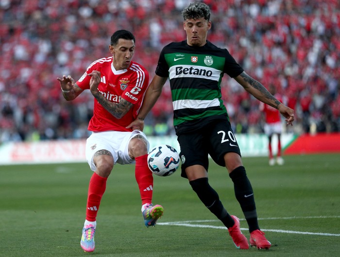 Ángel Di María de Benfica, y Maximiliano Araújo, de Sporting de Lisboa, el 25 de mayo, durante la final de 
la Copa de Portugal, en el estadio Jamor de Oeiras. · Foto: Carlos Costa, AFP
