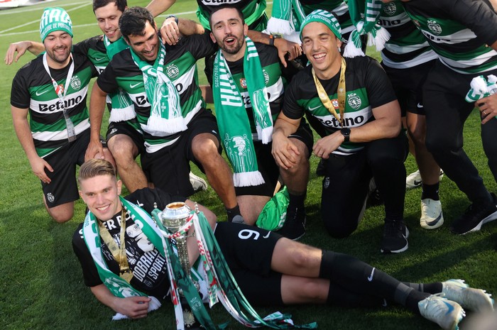 Jugadores del Sporting Lisboa, celebran el título obtenido ante Benfica, el 25 de mayo, en el estadio Jamor de Oeiras. · Foto: Carlos Costa, AFP