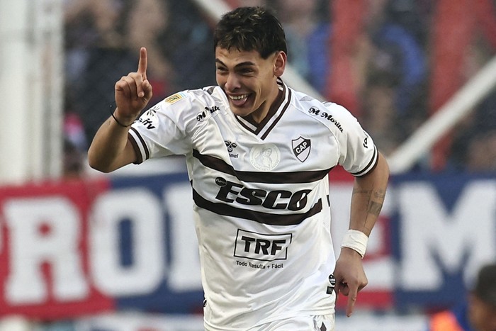 Franco Zapiola, de Platense, tras anotar ante San Lorenzo, en el estadio Pedro Bidegain en Buenos Aires, el 25 de mayo. · Foto: Alejandro Pagni, AFP