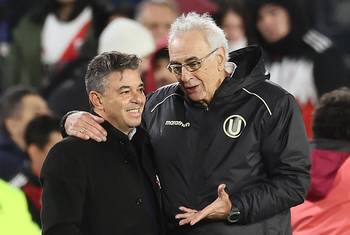 Marcelo Gallardo, de River Plate, y Jorge Fossati, de Universitario, al final del partido, el 27 de mayo, en el estadio Más Monumental de Buenos Aires. · Foto: Alejandro Pagni, AFP