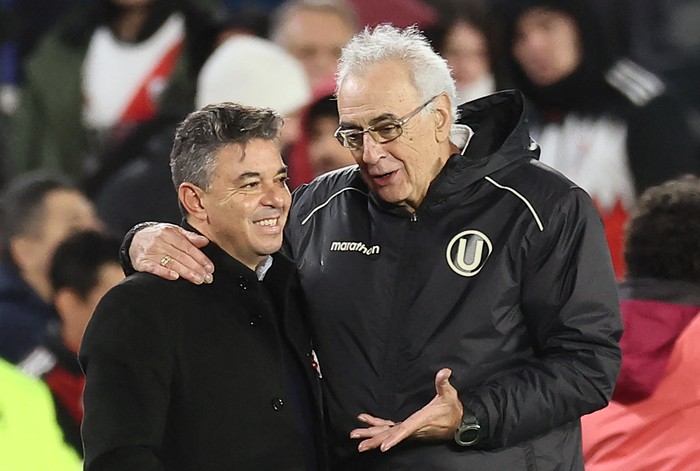 Marcelo Gallardo, de River Plate, y Jorge Fossati, de Universitario, al final del partido, el 27 de mayo, en el estadio Más Monumental de Buenos Aires. · Foto: Alejandro Pagni, AFP Marcelo Gallardo, de River Plate, y Jorge Fossati, de Universitario, al final del partido, el 27 de mayo, en el estadio Más Monumental de Buenos Aires. · Foto: Alejandro Pagni, AFP