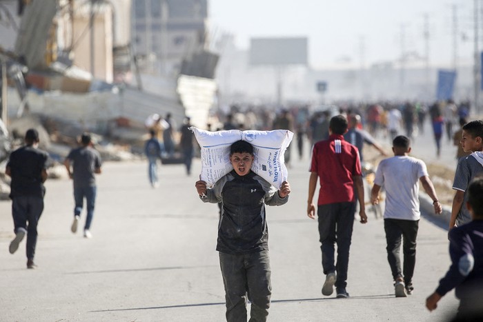 Un joven palestino carga con ayuda alimentaria, el 28 de mayo, después de que un grupo de personas irrumpiera en un almacén del Programa Mundial de Alimentos, en Deir el-Balah, en el centro de la Franja de Gaza. · Foto: Eyad Baba, AFP Un joven palestino carga con ayuda alimentaria, el 28 de mayo, después de que un grupo de personas irrumpiera en un almacén del Programa Mundial de Alimentos, en Deir el-Balah, en el centro de la Franja de Gaza. · Foto: Eyad Baba, AFP