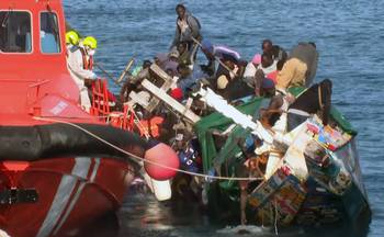 Vuelco de una embarcación en el puerto de La Restinga, el 28 de mayo, en la isla de El Hierro, Canarias, España. · Foto: Televisión Canaria, AFP