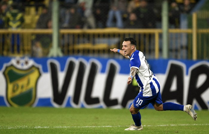 Leandro Otormin, de Cerro Largo, celebra su gol ante Defensa y Justicia, el 28 de mayo, en el estadio Norberto Tito Tomaghello en Florencio Varela, provincia de Buenos Aires. Foto: Luis Robayo, AFP.