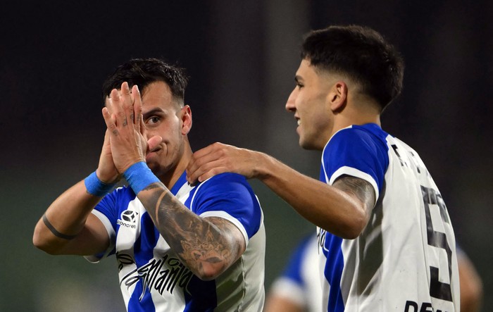 Leandro Otormin, de Cerro Largo, celebra con su compañero de equipo Alan Di Pippa, después de anotar el segundo gol de su equipo ante Defensa y Justicia, el 28 de mayo, en el estadio Norberto Tito Tomaghello en Florencio Varela, provincia de Buenos Aires. · Foto: Luis Robayo, AFP