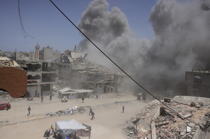 Columnas de humo provocadas por un ataque israelí en el norte de la Franja de Gaza. · Foto: Bashar Taleb, AFP