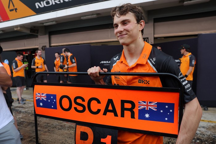 El piloto australiano de McLaren, Oscar Piastri, posa para los fotógrafos tras su victoria en el Gran Premio de España de Fórmula 1 en el Circuito de Barcelona-Cataluña, en Montmeló, a las afueras de Barcelona. · Foto: Lluis Gene, AFP