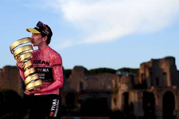 El ciclista británico Simon Yates, del equipo Visma-Lease a Bike, con el trofeo Senza Fine en el podio tras su victoria en la 108ª edición del Giro de Italia. · Foto: Luca Bettini, AFP