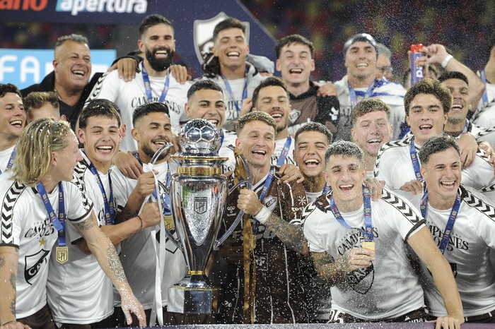 Jugadores de Platense, el 1 de junio, luego de coronarse Campeón del Torneo Apertura 2025 de la Liga Profesional de Fútbol Argentino ante Huracán, en el estadio Madre de Ciudades en Santiago del Estero. · Foto: Eduardo Rapetti, AFP Jugadores de Platense, el 1 de junio, luego de coronarse Campeón del Torneo Apertura 2025 de la Liga Profesional de Fútbol Argentino ante Huracán, en el estadio Madre de Ciudades en Santiago del Estero. · Foto: Eduardo Rapetti, AFP