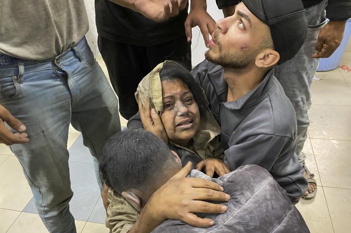 Palestinos heridos en ataques israelíes contra un campo de refugiados en Jan Yunis tras llegar al hospital Nasser, en el sur de la Franja de Gaza. · Foto: AFP