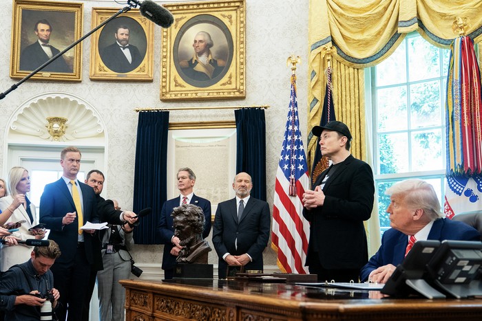 Donald Trump y Elon Musk, en conferencia de prensa, el 30 de mayo, en la Oficina Oval de la Casa Blanca en Washington. · Foto: Allison Robbert, AFP