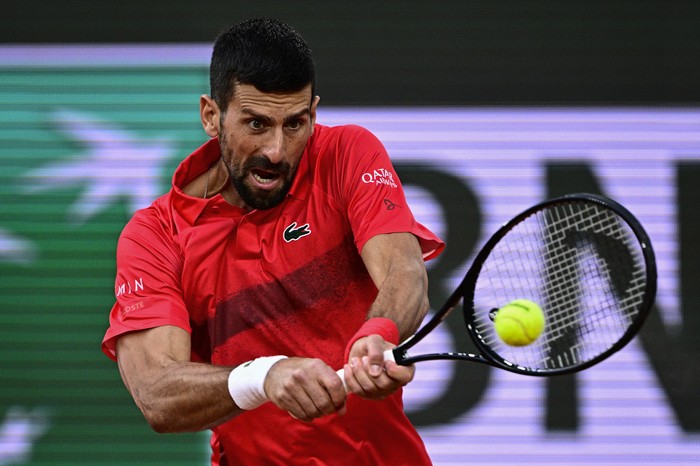 Novak Djokovic, durante el partido ante Alexander Zverev por cuartos de final de Roland Garros. · Foto: Julien De Rosa, AFP