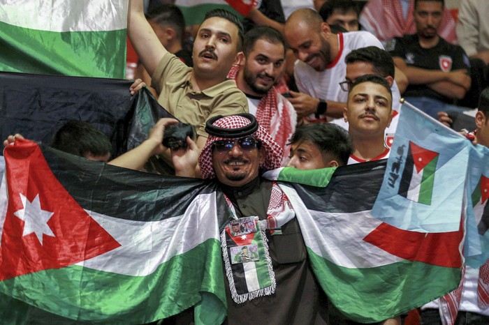 Aficionados jordanos durante el partido por las Clasificatorias de Asia para la Copa del Mundo FIFA 2026 en el estadio Príncipe Hamza en Amman. · Foto: Khalil Mazraawi, AFP