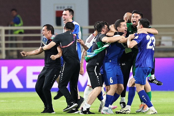 Los jugadores de Uzbekistán después de la clasificación para el Mundial 2026, el 5 de junio, en el estadio Al Nahyan en Abu Dabi, el 5 de junio de 2025. · Foto: Fadel Senna, AFP