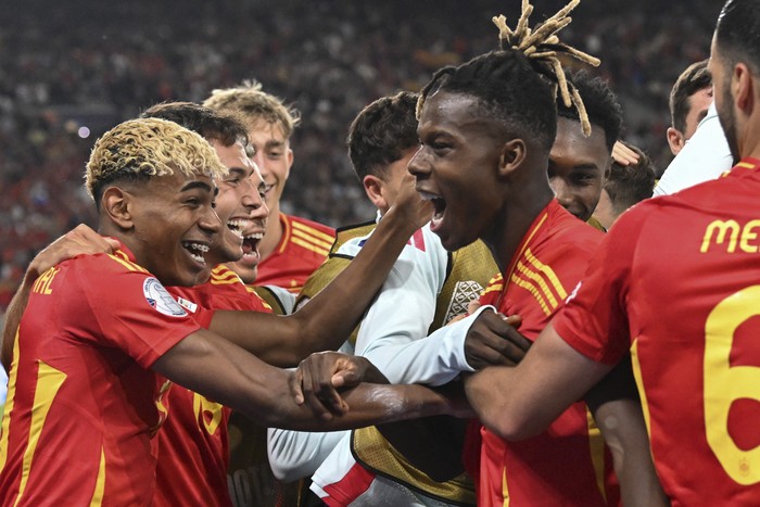 Los jugadores de España tras el cuarto gol de su equipo a Francia durante el partido por la Liga de Naciones en Stuttgart, Alemania. · Foto: Thomas Kienzle, AFP