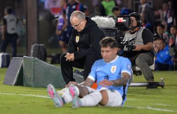 Marcelo Bielsa y Mathías Olivera durante el partido con Paraguay, el 5 de junio, en el estadio Defensores del Chaco en Asunción. · Foto: Daniel Duarte, AFP